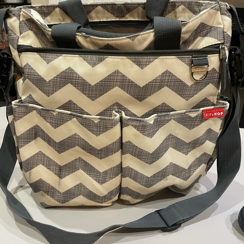 Skip Hop Diaper Bag. Gray/White Chevron.Very nice!